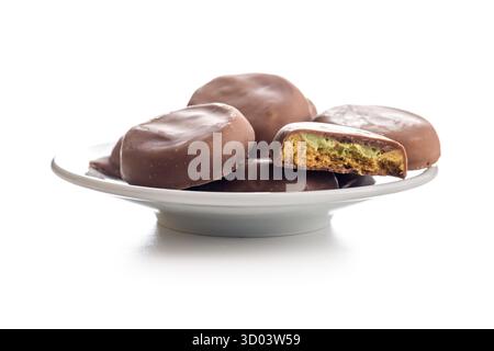 Schokoladenkekse im Dubai-Stil auf weißem Hintergrund. Stockfoto