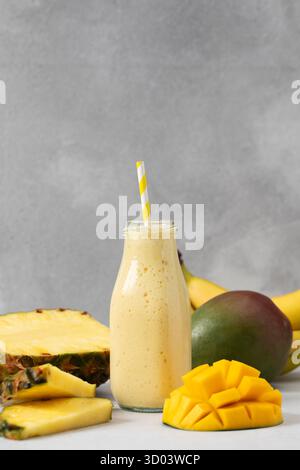 Erfrischender tropischer Smoothie mit Mango, Ananas und Banane für ein Sommergetränk. Entgiftungskonzept Stockfoto