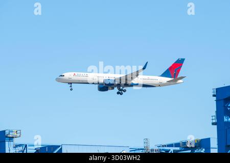 Delta Air Lines Boeing 757-200 N273TW landet auf dem Boston Logan International Airport, Boston, Massachusetts MA, USA. Stockfoto