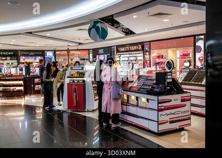 Duty-Free-Shopping im Nordterminal des Flughafens London Gatwick, Crawley, West Sussex, Großbritannien. Stockfoto