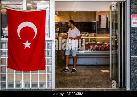 Ein einheimischer Mann kaufte Fleischprodukte in Einem Fleischgeschäft auf dem Thusday Market in Marmaris, Provinz Mugla, Türkei. Stockfoto