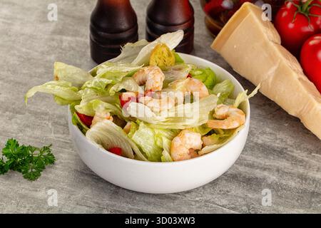 Leckerer caesar-Salat mit Garnelen und Eisberg Stockfoto