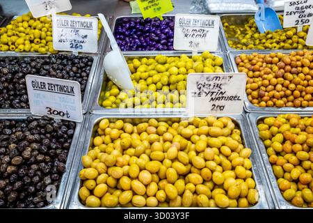 Eingelegte Oliven Zum Verkauf Auf Dem Marmaris Thursday Market, Marmaris, Provinz Mugla, Türkei. Stockfoto