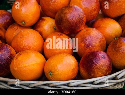 Blutorangen im Korb auf dem Bauernmarkt in Paris. Stockfoto