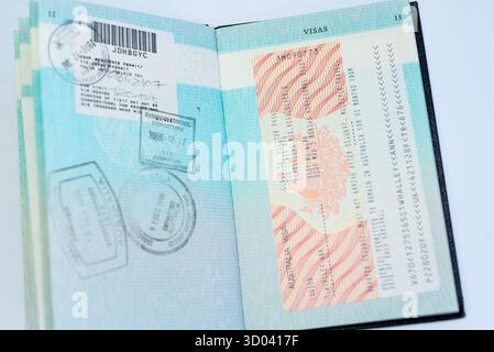 Australien-Visum in einem alten britischen britischen britischen britischen Reisepass. Ursprünglicher Pass des Vereinigten Königreichs Großbritannien und Nordirland Stockfoto