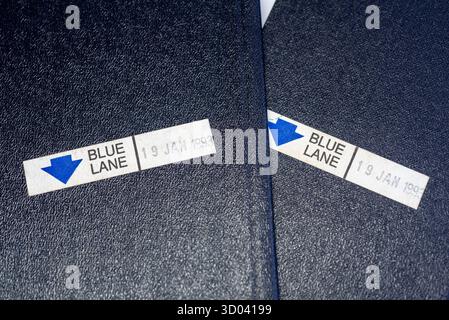 Blauer Aufkleber auf einem alten britischen britischen britischen britischen britischen Reisepass. Ursprünglicher Pass des Vereinigten Königreichs Großbritannien und Nordirland Stockfoto