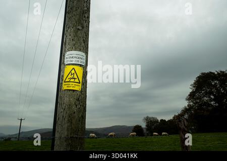 Powerline-Pol mit dem Schild „Gefahr des Todes, halten Sie sich fern“ Stockfoto