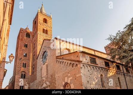 Kathedrale von Albenga in der Altstadt von Albenga, Ligurien, Nordwestitalien. Stockfoto