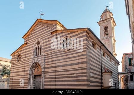 Chiesa di Santa Maria in Fontibus in der Altstadt von Albenga, Ligurien, Italien Stockfoto