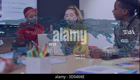 Gesten-Frau mit Senfkragenkragen, Führungstreffen im Büro, mit silbernem Laptop, Markern Stockfoto