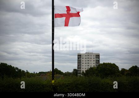 Eine St George Flagge auf einem Amppostsin Bartley Green ein Vorstadtbezirk im Südwesten von Birmingham, in dem Union Jack Flags und St George's Flaggen plötzlich L Stockfoto