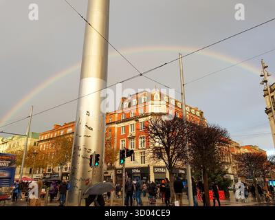 Regenbogen über der Spitze von Dublin auf der O’Connell Street, Irland während der goldenen Stunde an bewölktem, regnerischem Tag Stockfoto