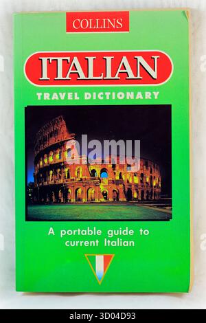 Foto von der Titelseite des Collins Italian Travel Dictionary - Ein tragbarer Reiseführer für das aktuelle Italienisch. Studio eingerichtet. Vom Oktober 2025 Stockfoto