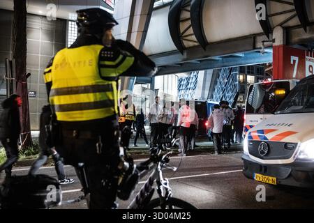 EINDHOVEN - Polizei im Stadion vor dem PSV-Napoli-Fußballspiel. Die Gemeinde Eindhoven hat einen Stadtteil als Hochrisikosicherheitsgebiet ausgewiesen. ANP ROB ENGELAAR niederlande aus - belgien aus Stockfoto