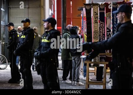 EINDHOVEN - Polizei im Stadion vor dem PSV-Napoli-Fußballspiel. Die Gemeinde Eindhoven hat einen Stadtteil als Hochrisikosicherheitsgebiet ausgewiesen. ANP ROB ENGELAAR niederlande aus - belgien aus Stockfoto