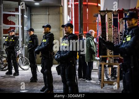 EINDHOVEN - Polizei im Stadion vor dem PSV-Napoli-Fußballspiel. Die Gemeinde Eindhoven hat einen Stadtteil als Hochrisikosicherheitsgebiet ausgewiesen. ANP ROB ENGELAAR niederlande aus - belgien aus Stockfoto