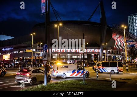 EINDHOVEN - Polizei im Stadion vor dem PSV-Napoli-Fußballspiel. Die Gemeinde Eindhoven hat einen Stadtteil als Hochrisikosicherheitsgebiet ausgewiesen. ANP ROB ENGELAAR niederlande aus - belgien aus Stockfoto