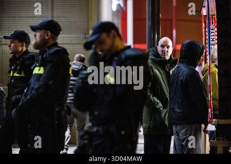 EINDHOVEN - Polizei im Stadion vor dem PSV-Napoli-Fußballspiel. Die Gemeinde Eindhoven hat einen Stadtteil als Hochrisikosicherheitsgebiet ausgewiesen. ANP ROB ENGELAAR niederlande aus - belgien aus Stockfoto