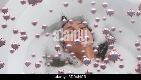 Entspannende Frau, die in einer Keramikbadewanne liegt, mit dickem Schaum und schwimmenden 3D-Viruspartikeln Stockfoto