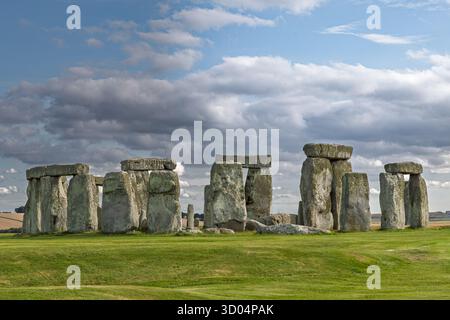 Stonehenge-Editorial mit grünem Gras und blauem Himmel Stockfoto