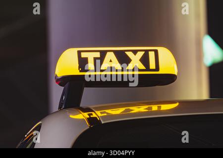 Taxi-Schild auf dem Dach eines Autos Stockfoto