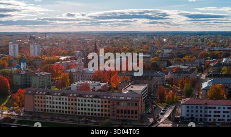 Luftaufnahme am späten Nachmittag von Jelgava mit Herbstzeichen der Stadt Stockfoto