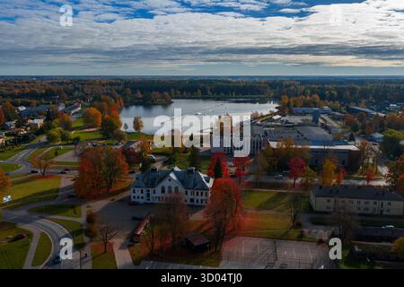 Aus der Vogelperspektive von Jelgava Lettland mit Herbstfarben und Wahrzeichen der Stadt Stockfoto
