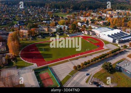 Aus der Vogelperspektive des Jelgava-Leichtathletikstadions, der Leichtathletikbahn und des Fußballplatzes Stockfoto
