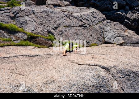 Junger Mann beim Freeclimbing oder Bouldern, klettern im Freien Stockfoto