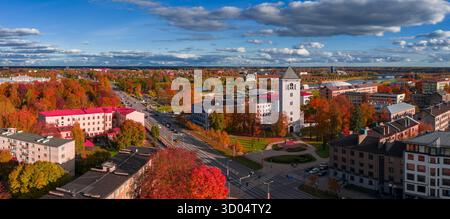 Luftaufnahme am späten Nachmittag von Jelgava, Lettland mit Herbstfarben Stockfoto