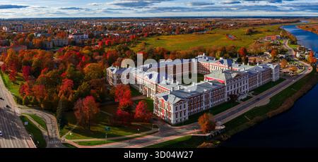 Luftaufnahme des Jelgava-Palastes und des Flusses Lielupe im Herbst, Lettland Stockfoto