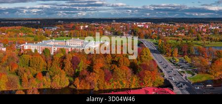 Luftaufnahme von Jelgava, Lettland mit Jelgava Palast im Herbstlicht Stockfoto