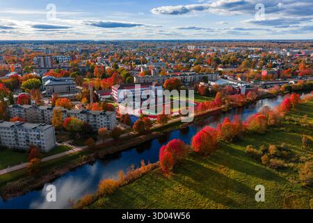 Luftaufnahme am späten Nachmittag von Jelgava Lettland mit Herbstfarben Stockfoto