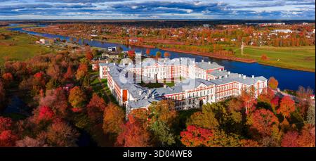 Blick aus der Vogelperspektive auf den Jelgava-Palast und den Lielupe-Fluss in herbstlicher Farbe Stockfoto