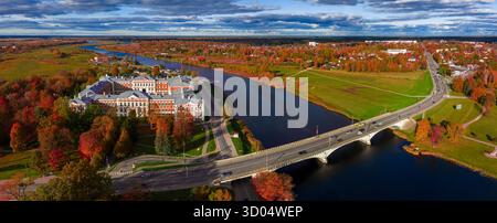 Blick aus der Vogelperspektive auf den Jelgava Palast und die Lielupe River Bridge im Herbst Stockfoto
