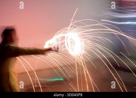 NOIDA, INDIEN - 20. OKTOBER: Menschen zünden ein Feuerwerk anlässlich des Lichterfestes Diwali am 20. Oktober 2025 in Noida, Indien. Foto: Sunil Ghosh/Hindustan Times Menschen feiern das Diwali Festival in ganz indien Stockfoto