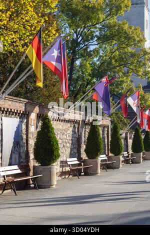 Czestochowa, Polen - 18. Oktober 2024: Straße mit Flaggen zur Stadtmauer von Jasna Gora mit dem Tor von Johannes Paul II. Und Jasna Gora aus dem 14. Jahrhundert Stockfoto