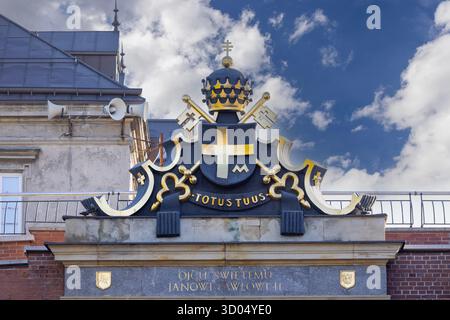 Tschenstochau, Polen - 18. Oktober 2024: Tor des Heiligen Johannes Paul II. Mit päpstlichem Wappen und Motto TOTUS Tuus. Barockes Kloster Jasna Gora aus dem 14. Jahrhundert Stockfoto