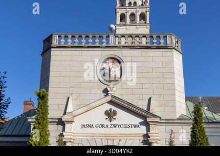 Tschenstochau, Polen - 18. Oktober 2024: Walowa-Tor, auch bekannt als Jagiellon-Tor. Barockes Kloster Jasna Gora aus dem 14. Jahrhundert, berühmtes Pilgerzentrum Stockfoto