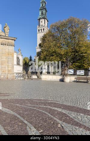 Tschenstochau, Polen - 18. Oktober 2024: Lubomirski-Tor mit Mosaik der Königin unserer Lieben Frau und Turm der Jasna Gora-Basilika aus dem 15. Jahrhundert, Wallfahrtszentrum Stockfoto