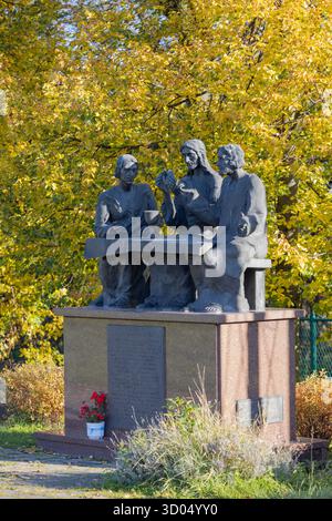 Czestochowa, Polen - 18. Oktober 2024: Skulpturen auf dem Rosenkranzweg: Das fünfte leuchtende Geheimnis: Die Einrichtung der Eucharistie, Kloster Jasna Gora Stockfoto