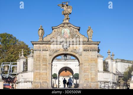 Czestochowa, Polen - 18. Oktober 2024: Lubomirski-Tor mit Mosaik der Königin unserer Lieben Frau und Skulptur des Heiligen Erzengels Michael Stockfoto
