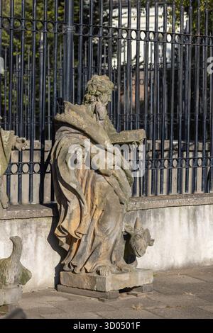 Czestochowa, Polen - 18. Oktober 2024: Barocke Statue des hl. Lukas mit Ochsen, Teil der Evangelisten, in der Nähe des Lubomirski-Tores am barocken Jasn aus dem 14. Jahrhundert Stockfoto