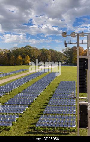 Czestochowa, Polen - 18. Oktober 2024: Blick auf die Wiesen von Jasna Gora mit Säule Denkmal für unsere Lieben Frau Unbefleckte. Reihen von Stühlen für die Gläubigen in Fro Stockfoto