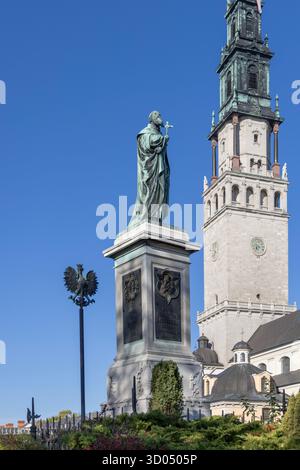 Tschenstochau, Polen - 18. Oktober 2024: Denkmal für Pater Augustyn Kordecki und Turm der Basilika Jasna Gora aus dem 14. Jahrhundert, berühmtes Wallfahrtszentrum Stockfoto