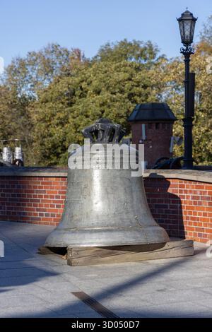Czestochowa, Polen - 18. Oktober 2024: Glocke Jesu Maria aus dem Jahr 1544, ausgestellt in der Nähe der Bastion St. roch im barocken Kloster Jasna Gora aus dem 14. Jahrhundert Stockfoto