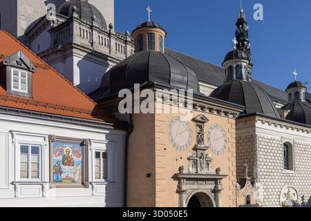 Czestochowa, Polen - 18. Oktober 2024: Blick von der Stadtmauer von Jasna Gora auf das Haupttor zur barocken Basilika Jasna Gora aus dem 15. Jahrhundert Stockfoto