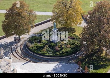 Czestochowa, Polen - 18. Oktober 2024: Aus der Vogelperspektive vom Turm der Jasna-Gora-Basilika der Potocki-Bastion aus dem 15. Jahrhundert mit Denkmal für Pater Augustyn Stockfoto