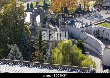Czestochowa, Polen - 18. Oktober 2024: Aus der Vogelperspektive auf die Eingangstore, die zum Kloster Jasna Gora aus dem 14. Jahrhundert führen, dem berühmten Wallfahrtszentrum Stockfoto