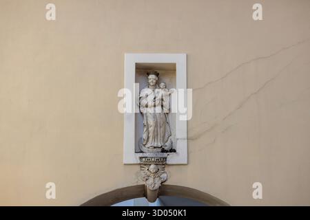 Tschenstochau, Polen - 18. Oktober 2024: Statue der Jungfrau Maria mit Kind an der Wand des Klosters Jasna Gora aus dem 14. Jahrhundert, berühmter Wallfahrtsort Stockfoto